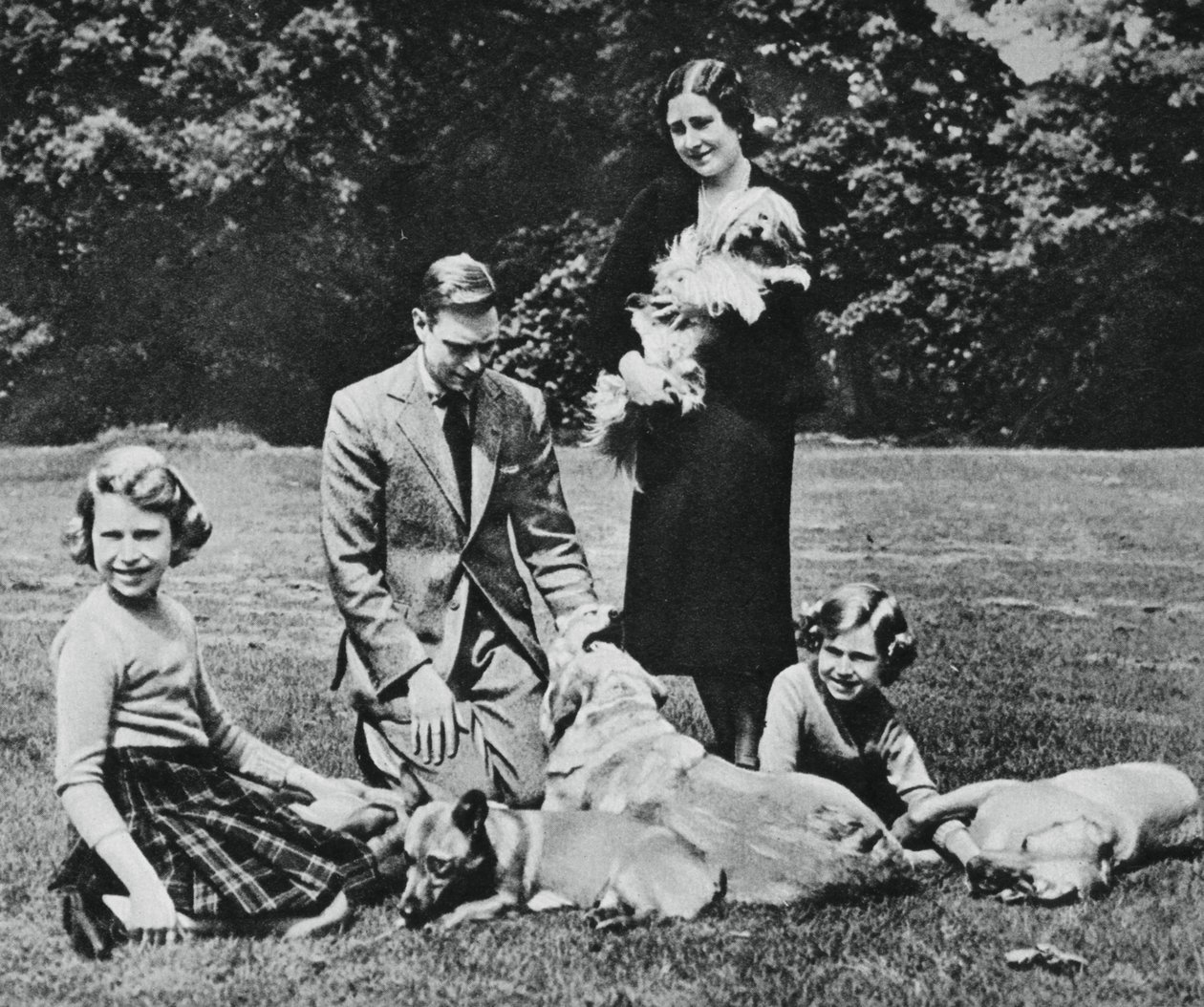 Köpek severlerin mutlu bir grubu olarak kraliyet ailesi, 1937. by Michael Chance