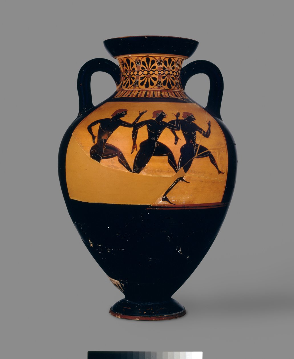 Bir ayak yarışını betimleyen tavan arası siyah figürlü amfora, MÖ 520-500 dolayları (çömlek) (tersi için ayrıca bakınız: 100570) by Michigan painter