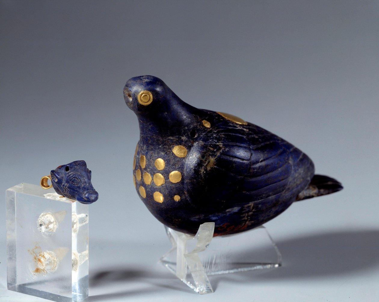 Doğu antik: lapis lazuli (lapis lazuli) ve altından güvercin. Susa