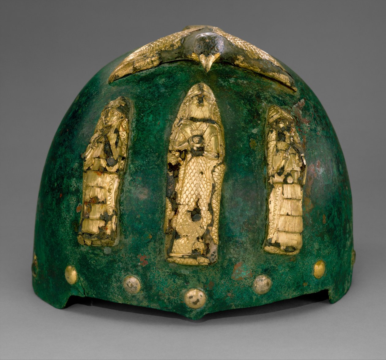 Uzanmış kanatlı bir kuşun altında ilahi figürlü miğfer, MÖ 1500-1100 dolayları (bronz, bitüm üzeri altın varak) by Middle Elamite Period