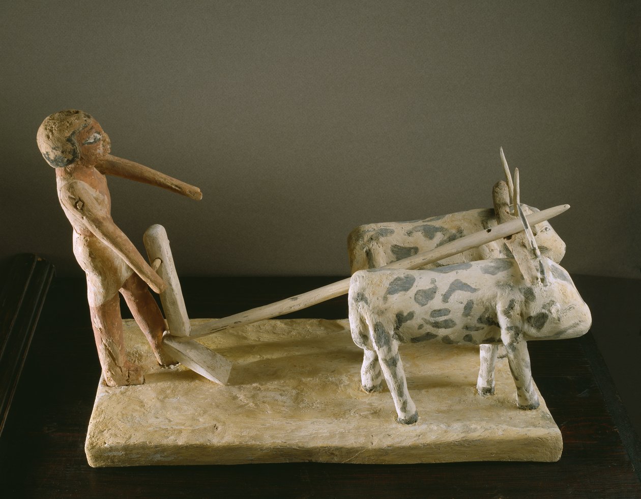 İki öküz tarafından çizilmiş sabanına öncülük eden bir pullukçunun cenaze modeli (boyalı ahşap) by Middle Kingdom Egyptian