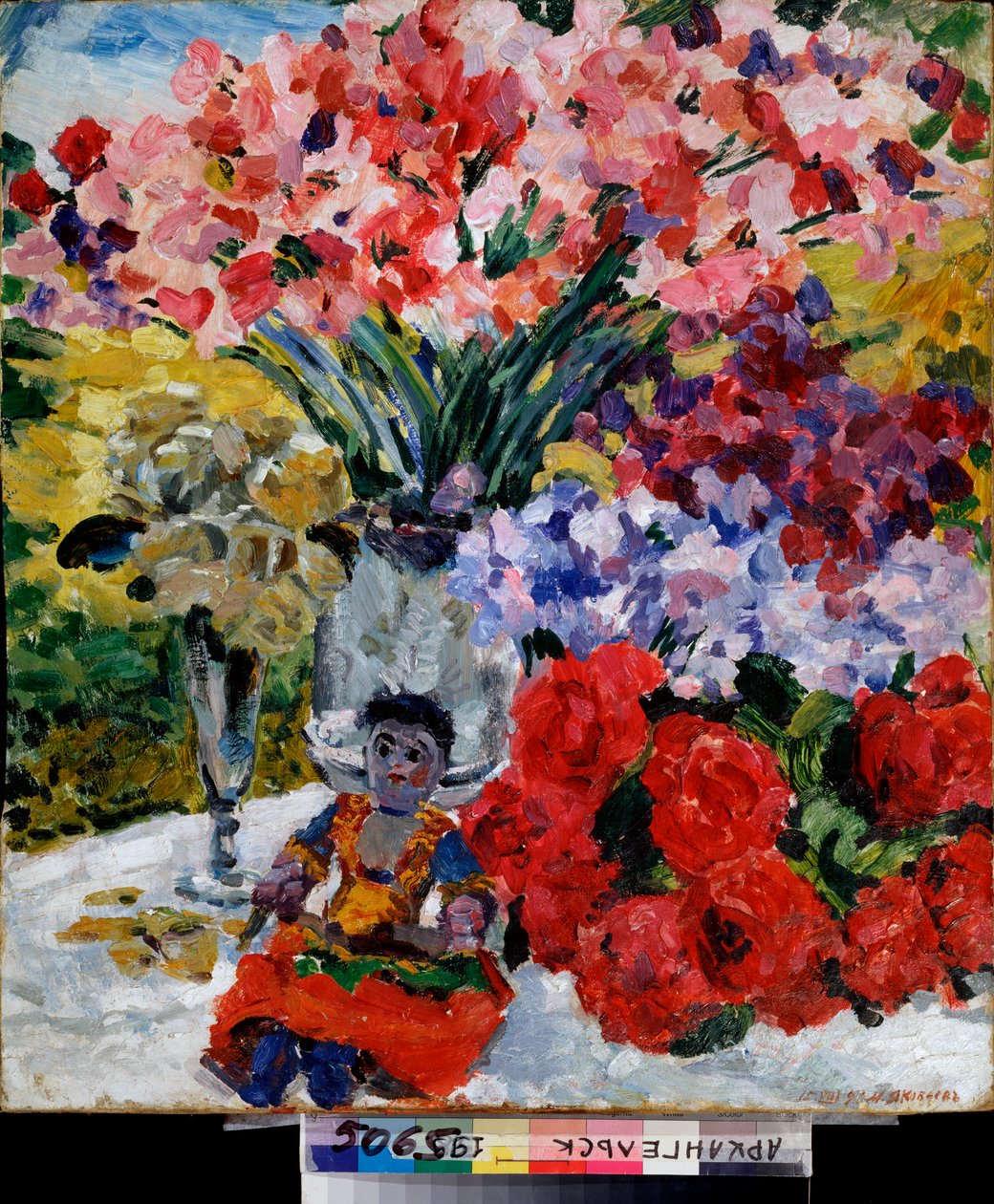 Çiçekler ve bir oyuncak bebek - Mikhail Nikolayevich Yakovlev (1880-1942), tuval üzerine yağlı boya by Mikhail Nikolayevich Yakovlev