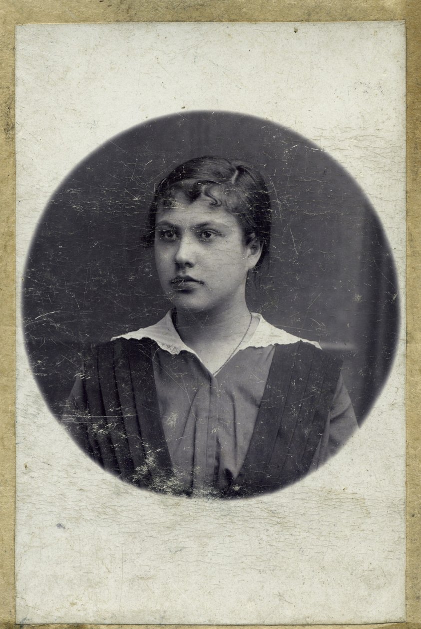 Genç bir kızın vintage portresi. Çekim 1914 yılı civarında yapılmıştır (fotoğraf) by Mikhail Pogosov