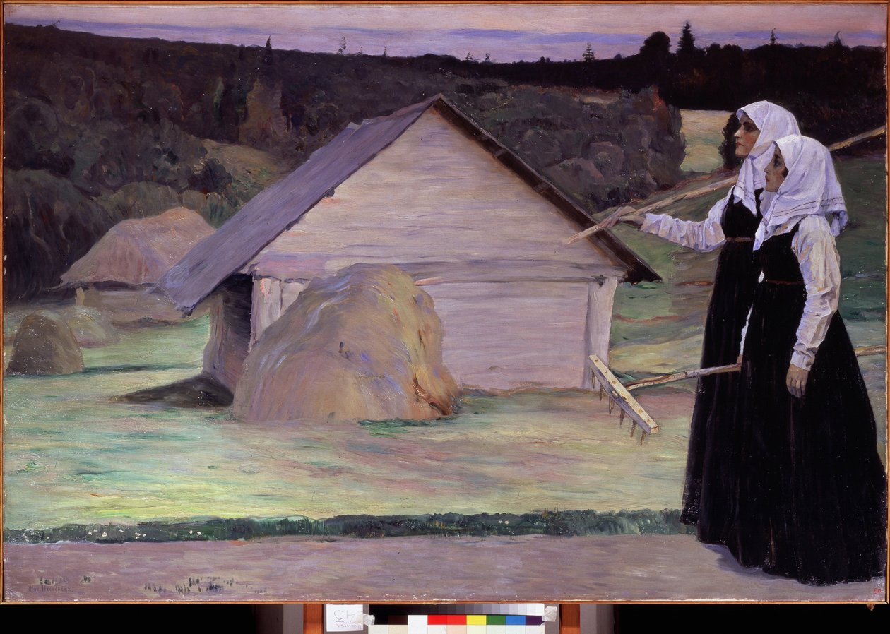 Yaz. Akşamları tarlada çalıştıktan sonra tırmıklarını taşıyan iki kadın saman yığınlarının ve ahşap kulübelerin yanından geçiyor. Mikhail Vasilyevich Nesterov'un (1862-1942) tablosu, tuval üzerine yağlı boya by Mikhail Vasilievich Nesterov