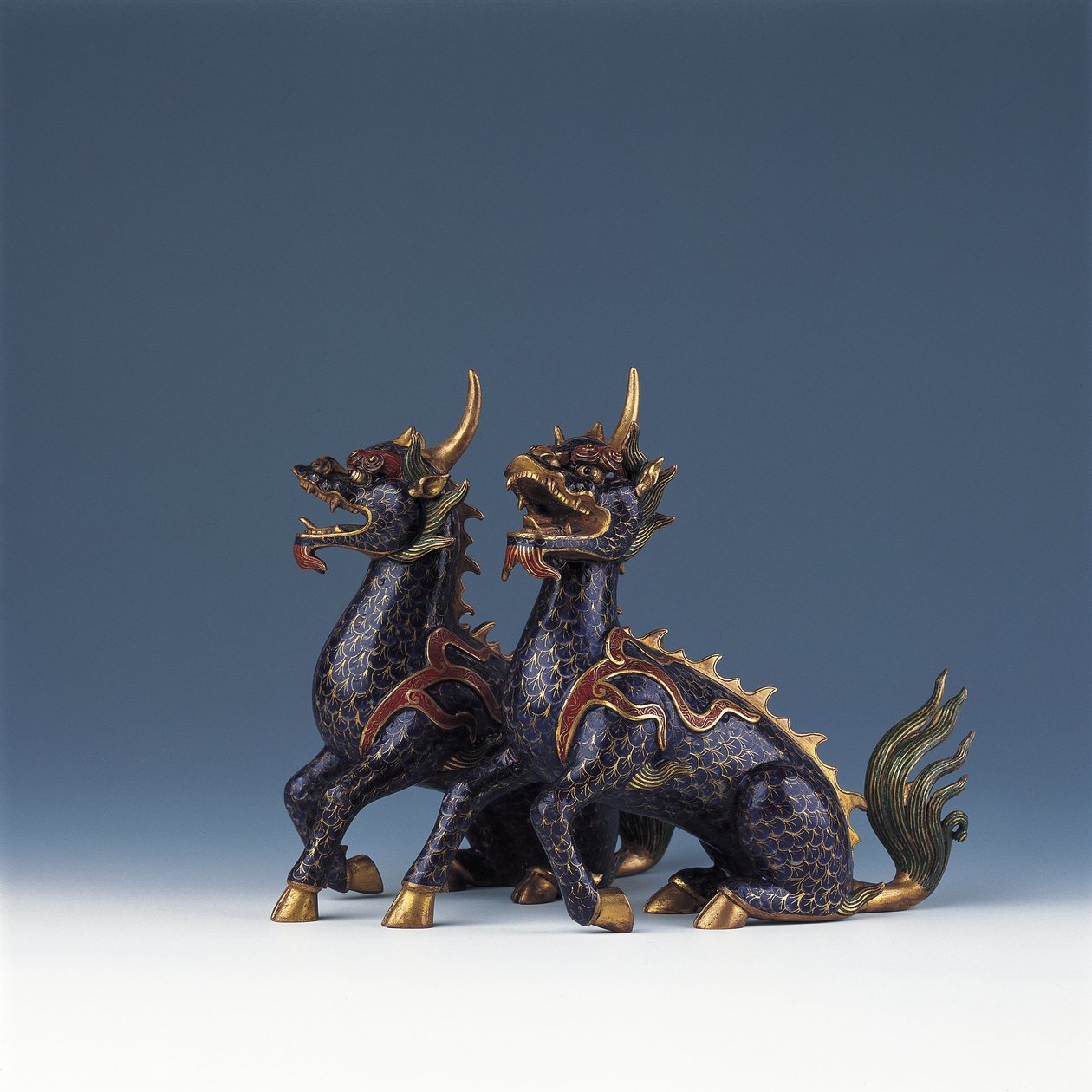 Bir çift oturmuş qilin (emaye işi emaye ve yaldızlı bronz) by Ming Dynasty   Wanli Period Chinese School