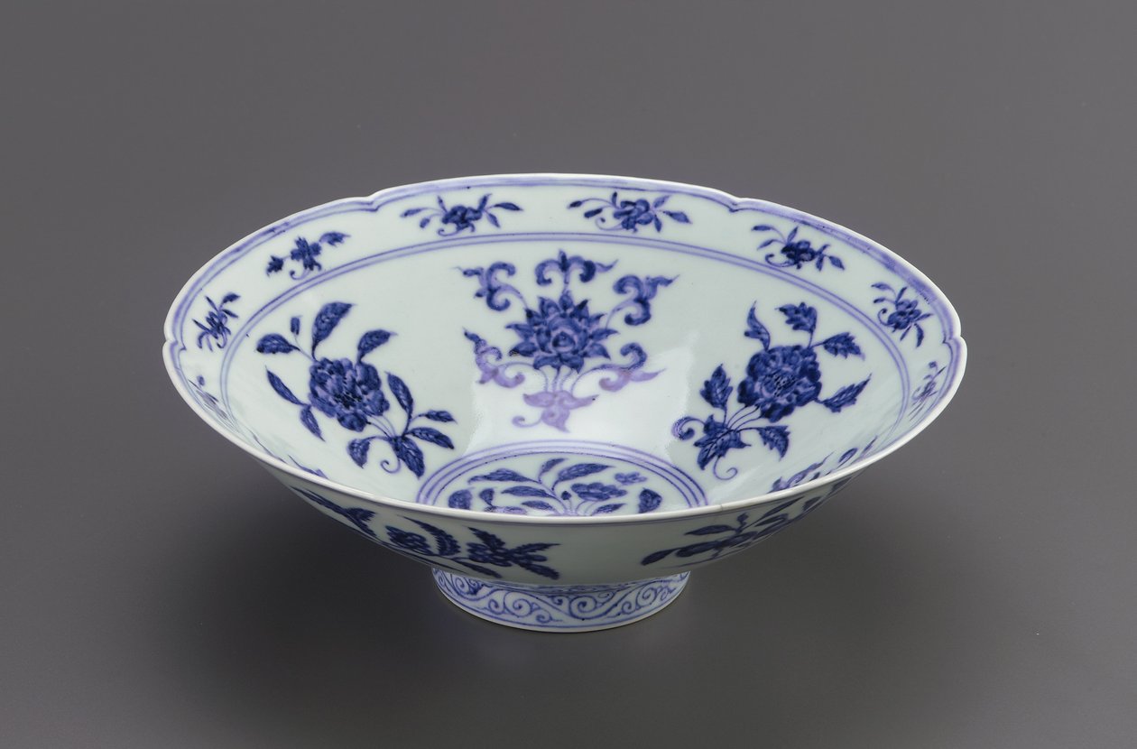 Konik kenarlı ve yaprak ağızlı kase, Jingdezhen, Jiangxi eyaleti, 1426-35 (berrak renksiz sır altında kobalt pigmentli porselen) by Ming Dynasty Chinese School