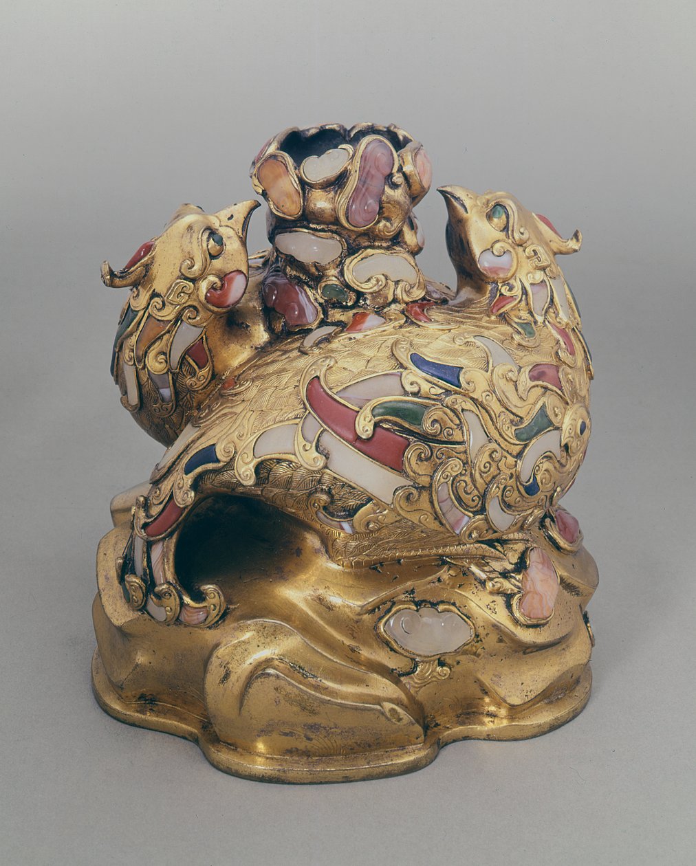 Bir kaya üzerinde anka kuşu şeklinde Çin yaldızlı bakır şarap kabı by Ming Dynasty Chinese School