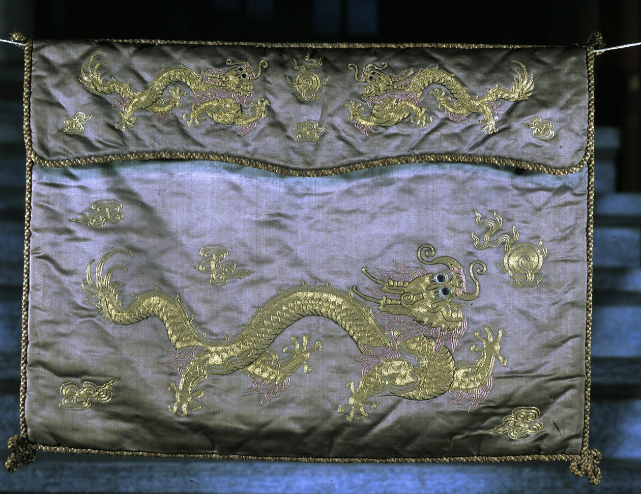 Ejderhaları betimleyen altın motifli ipek kumaş, Ming dönemi (1368 - 1644). by Ming Dynasty Chinese School