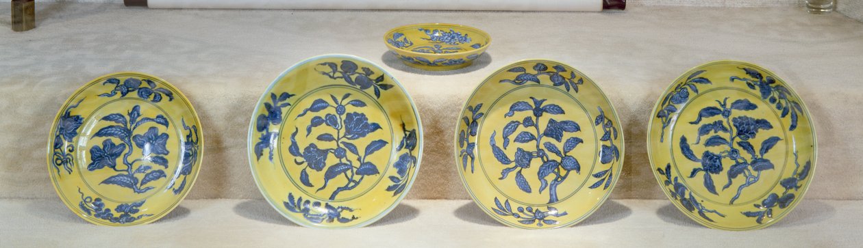 Sır altı mavisi ile boyanmış sarı zemin tabaklar, Ming Hanedanlığı (seramik) by Ming Dynasty Chinese School