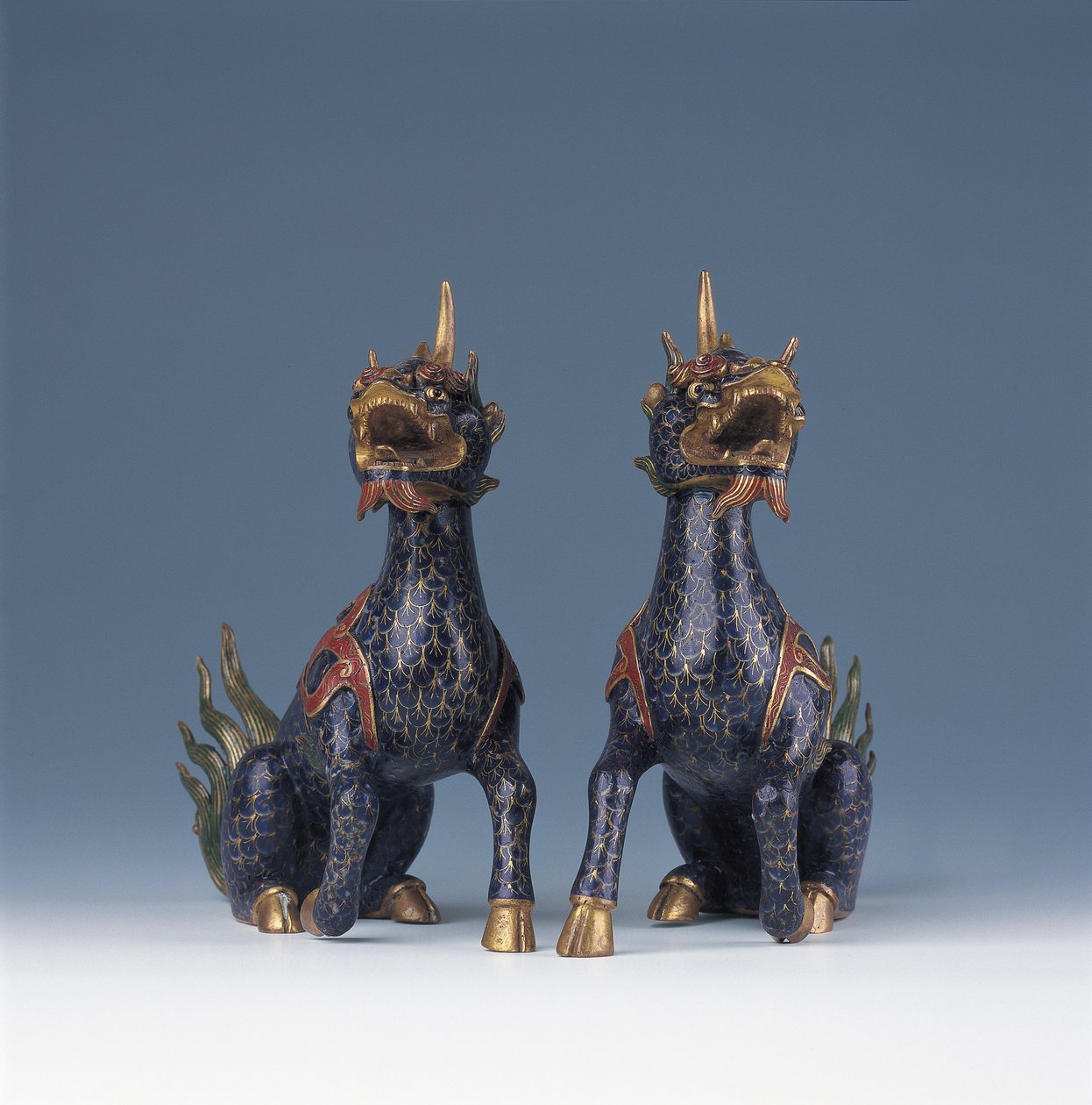 Bir çift oturmuş qilin (emaye işi emaye ve yaldızlı bronz) by Ming Dynasty   Wanli Period Chinese School