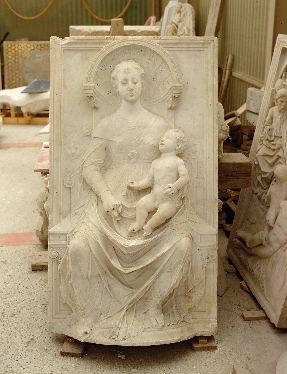 Madonna ve Çocuk (mermer) by Mino da Fiesole