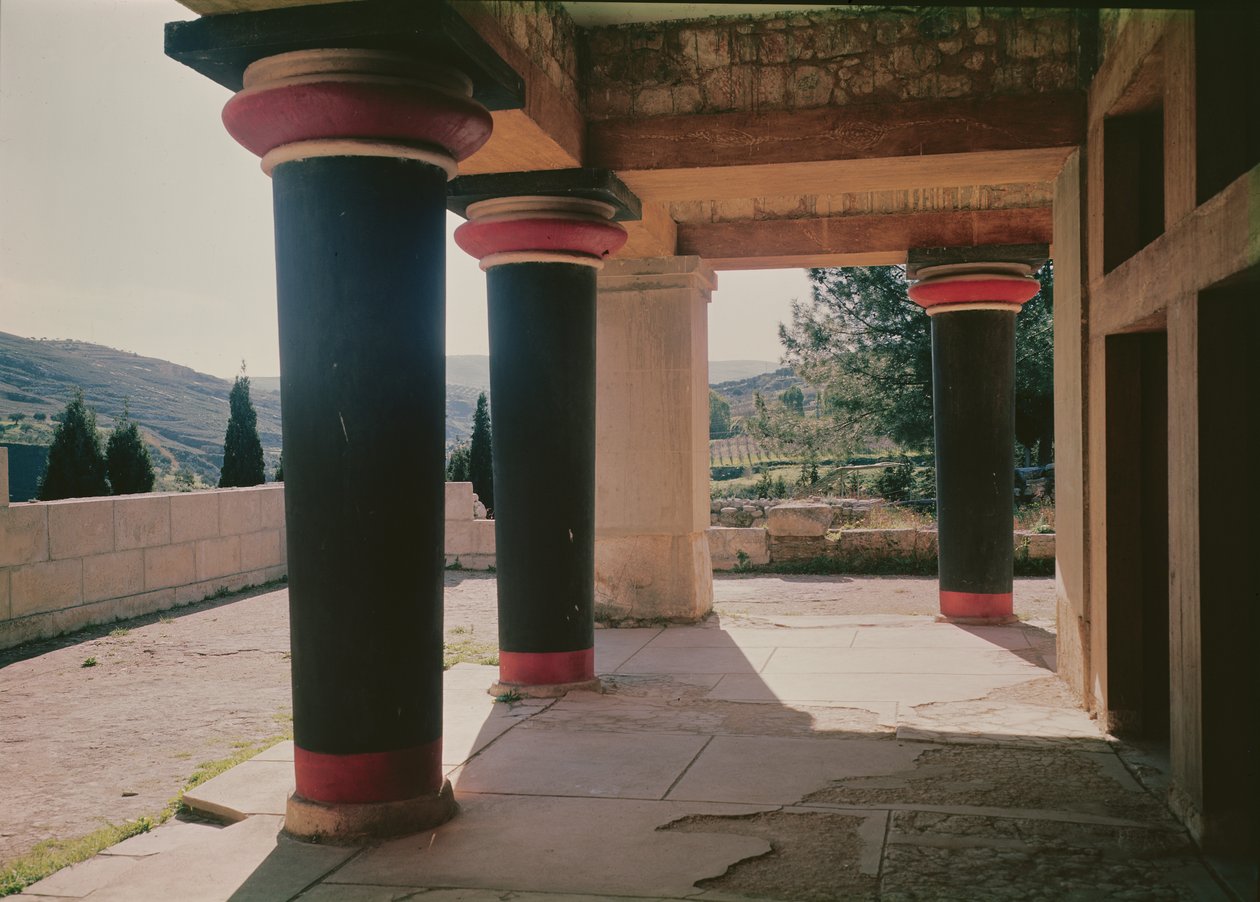 Sarayın portikosunun görünümü, MÖ 1500 dolayları by Minoan