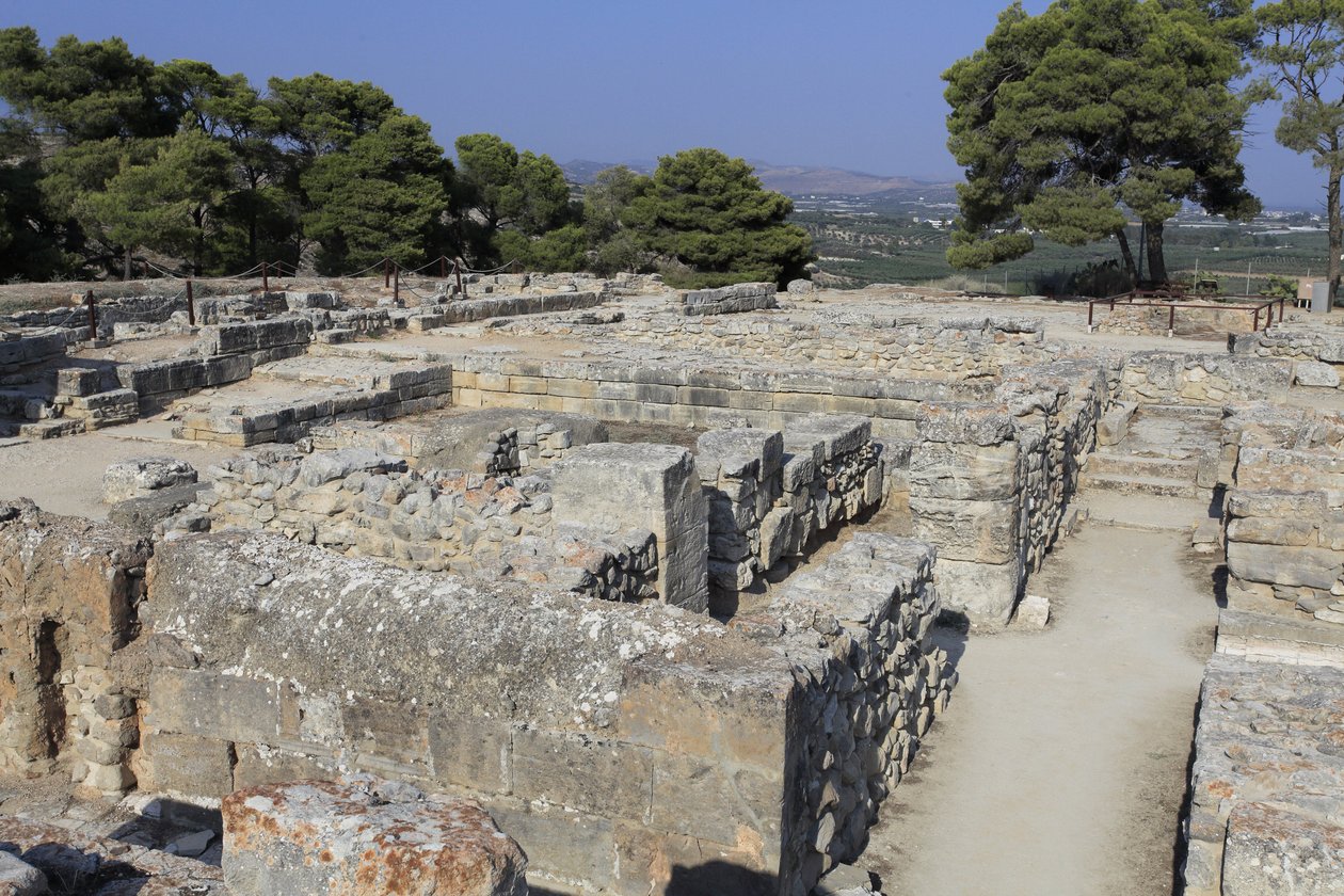 Phaistos.North doğu kompleksinin Minos arkeolojik alanı. Eski saraya doğrudan bitişik dört odalı kompleks. Bu odalar değerli ritüel kaplarını depolamak için kullanılıyordu. Üzerinde hiyeroglif yazı bulunan ünlü “” Phaistos diski” burada diğerleriyle birlik by Minoan