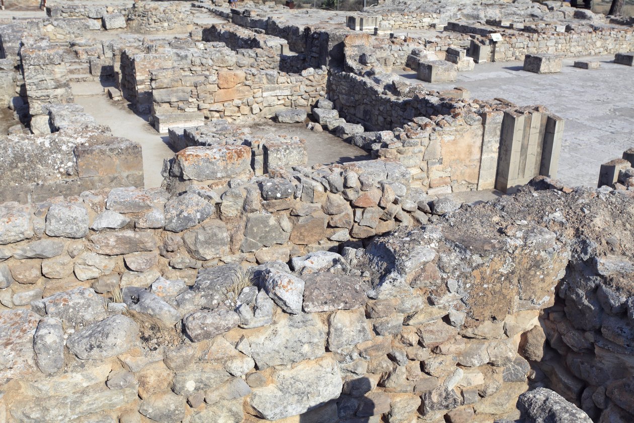 Phaistos.North doğu kompleksinin Minos arkeolojik alanı. Bu odalar değerli ritüel kaplarını depolamak için kullanılıyordu. Üzerinde hiyeroglif yazı bulunan ünlü “” Phaistos diski”, lineer A ile yazılmış diğer kil tabletlerle birlikte burada bulunmuştur. by Minoan