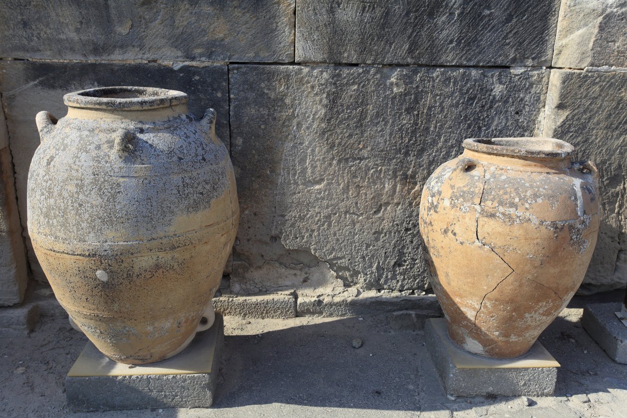 Phaistos'un Minos arkeolojik alanı. Merkez mahkeme tarafından bulunan büyük küpler (saklama kavanozu). Girit. by Minoan