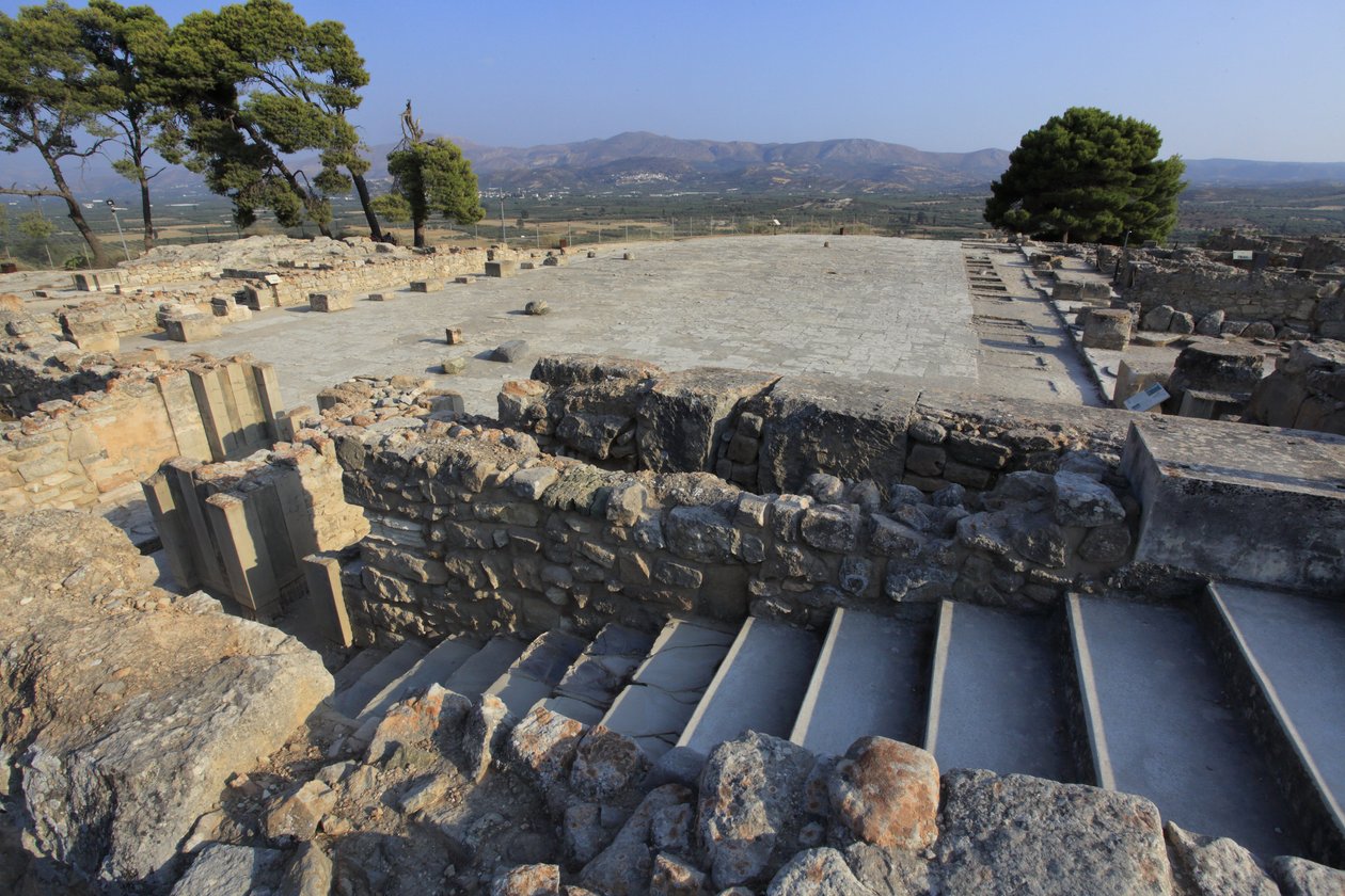 Phaistos'un Minos arkeolojik alanı. Kuzey kanadından merkez avluya bakış. Merkez avlu, Minoen sarayının temel bir mimari unsuruydu. Bu, etrafına farklı kanatların yerleştirildiği bir çekirdektir. Bu merkezi mahkeme, M.Ö. by Minoan