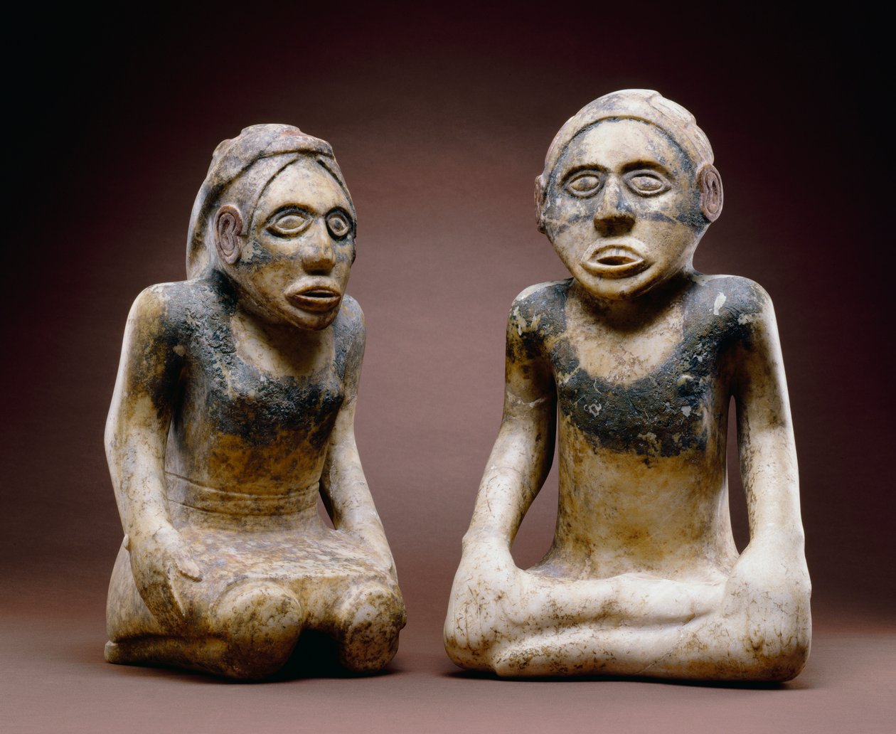 Oturan erkek ve kadın figürleri, Etowah, 1200-1450 (mermer) (ayrıca bkz. 422895) by Mississippian culture