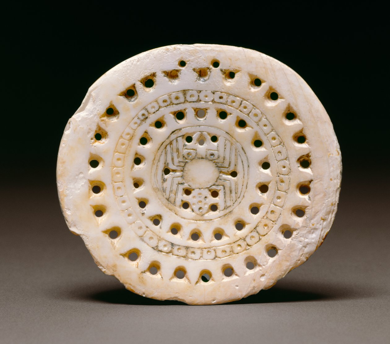 Örümcek motifli gorget, Dallas, 1300-1500 (deniz kabuğu) by Mississippian culture