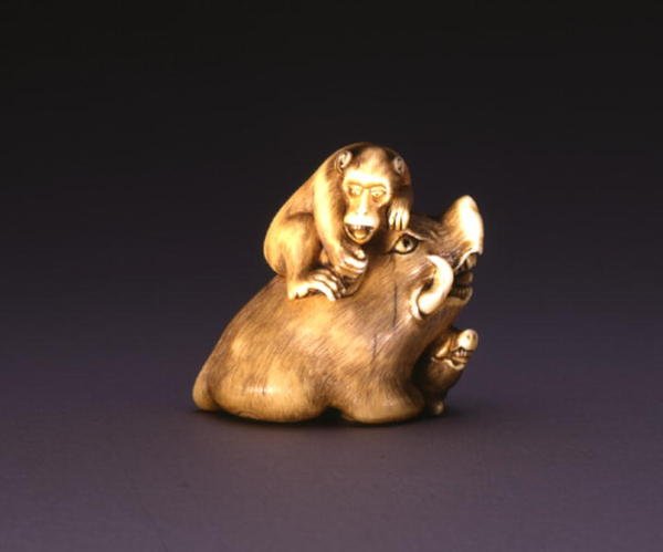 Netsuke, maymunlu bir domuzu tasvir ediyor, c.1800-10 (fildişi ve işlemeli boynuz) by Mitsuhide