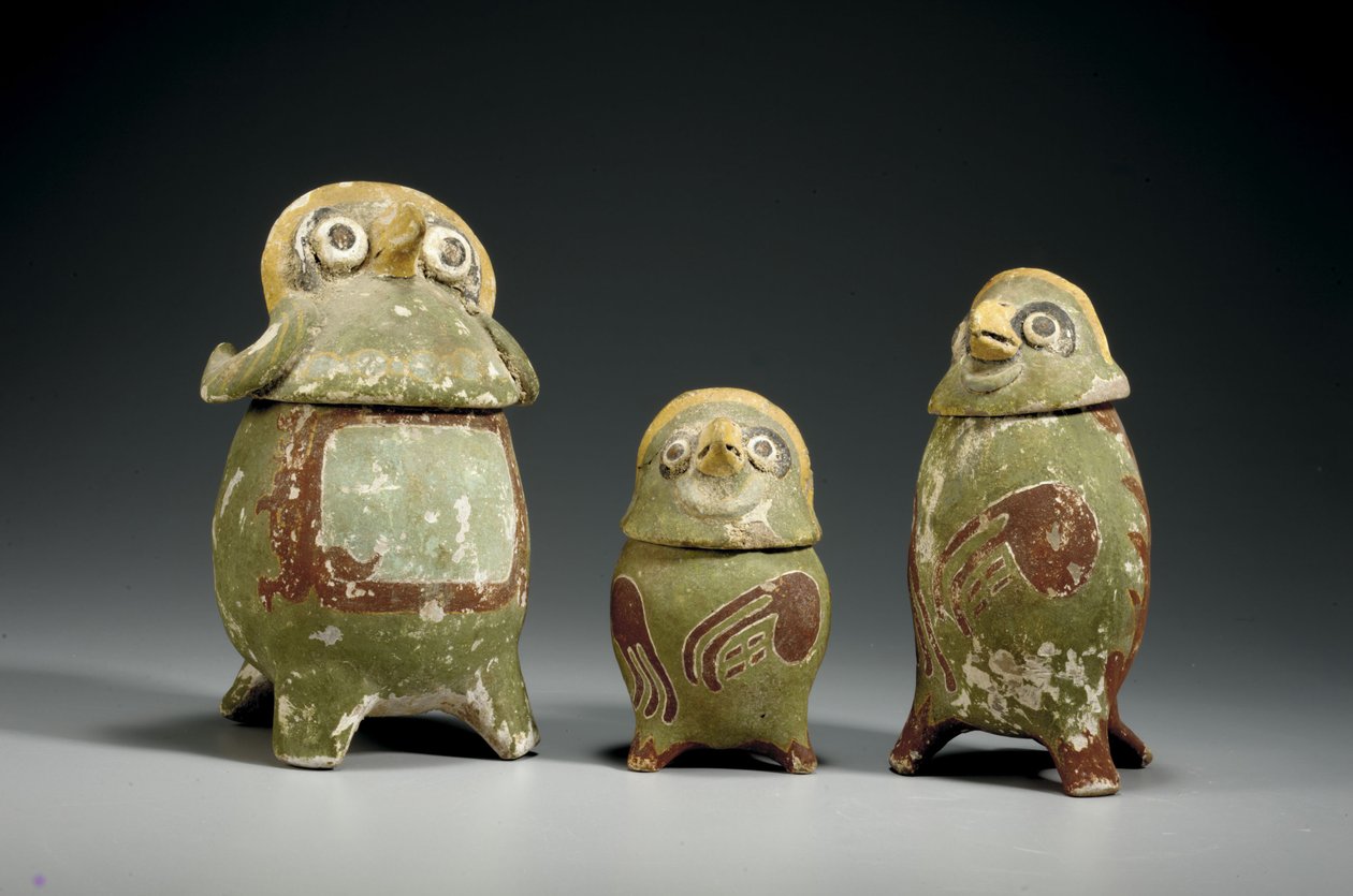 Üç Mixtec polikrom pişmiş toprak heykel kap, c.900-1200 by Mixtec