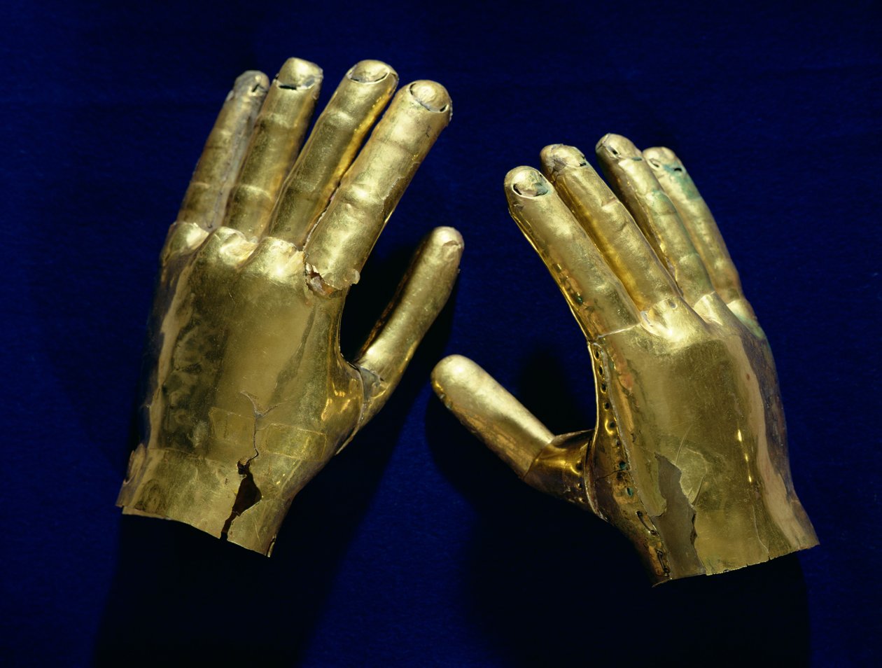 ಜೋಡಿ ಅಂತ್ಯಕ್ರಿಯೆಯ ಕೈಗಳು, ಪೆರುವಿನಿಂದ, c.200-c.800 (ಚಿನ್ನ) ಟರ್ಕ್ by Moche