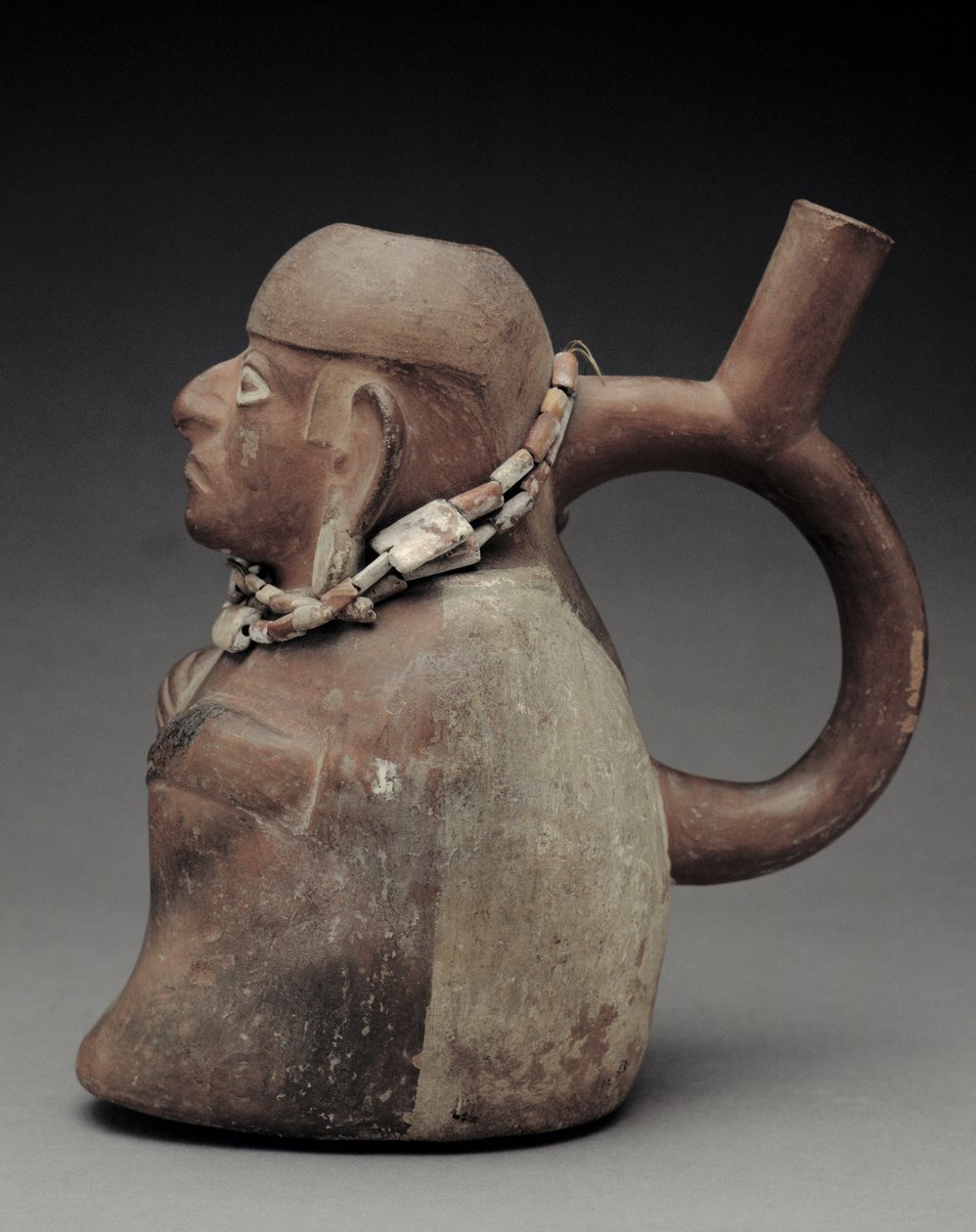 Koka etkisi altındaki bir devlet adamını betimleyen üzengi vazo, MS 1.-8. yüzyıl (pişmiş toprak) (ayrıca bkz. 63484) by Moche