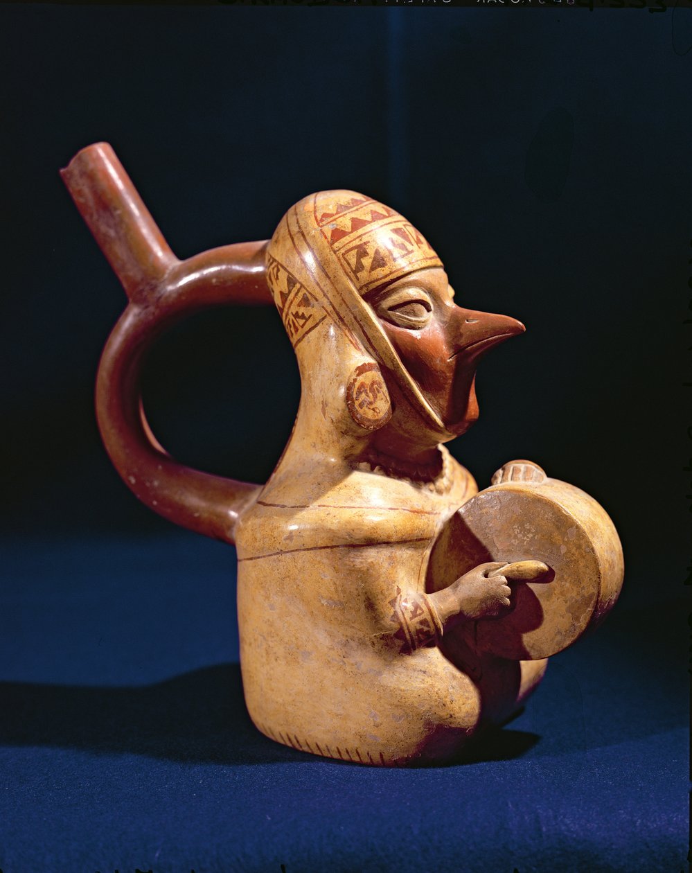 Davul çalan adam şeklinde üzengi vazo, 200-800 (seramik) by Moche