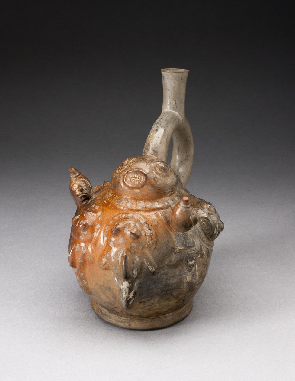 Bir Balık Tutma Sahnesini Betimleyen Kabartmalı Üzengi Ağızlı Tekne, M.Ö. 500 by Moche