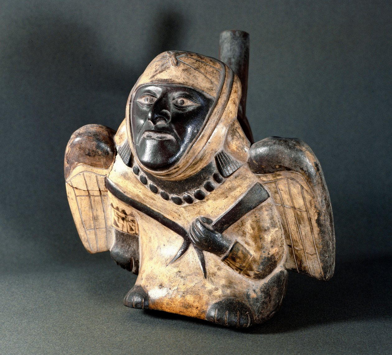Kolomb öncesi sanat, Mochica kültürü (Moche): bir insan kanadını temsil eden antropomorfik formda vazo. 100 BC-800 AD. Lima, Ulusal Antropoloji ve Arkeoloji Müzesi, Peru by Moche Moche