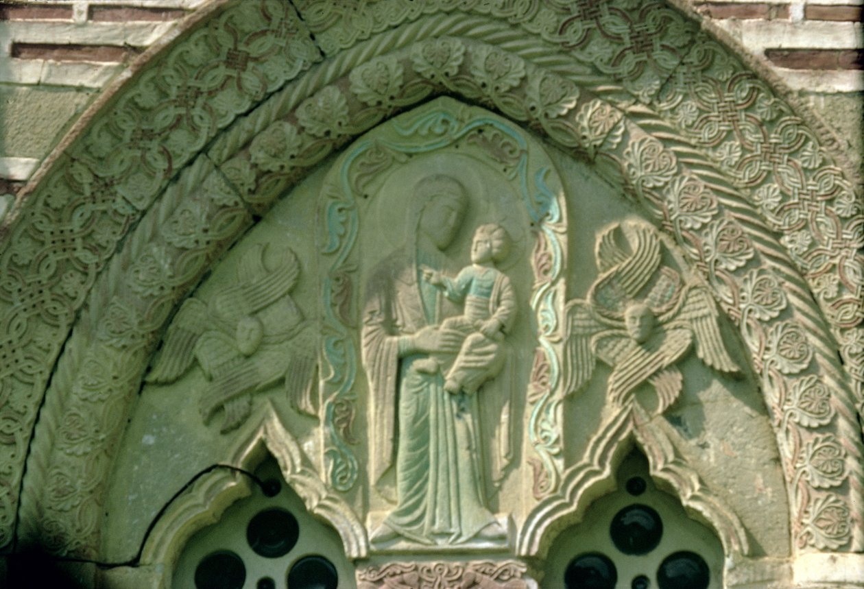 Madonna ve Çocuk, kilisenin pencere detayı, 1413-17 (taş) by Morava School