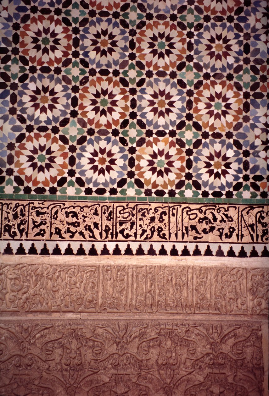 1565 yılında Saadianlar tarafından inşa edilen ana avlunun alt duvarı (zellij çini ve alçı işi) by Moroccan School