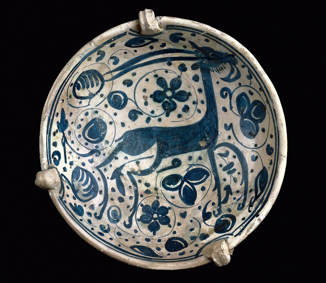 Sanat mudejar: seramik fincan azul, Paterna, Manises (Hispano-Mağribi tarzı) bir geyiği ile süslenmiştir. 14. veya 15. yüzyıl Barselona. Barselona Seramik Müzesi, İspanya by Mudejar School