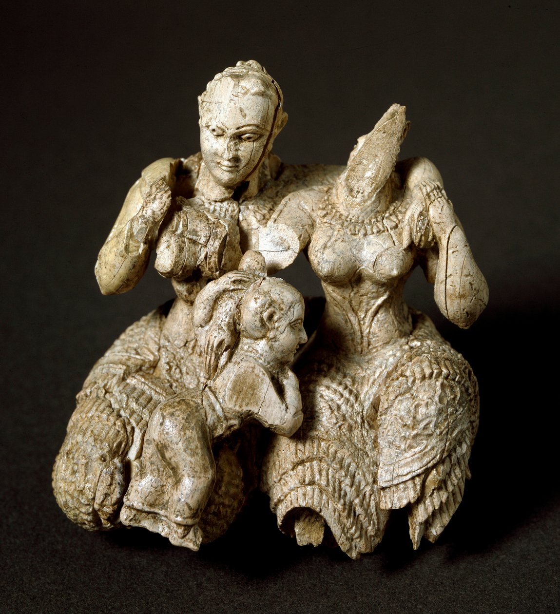 Miken Sanatı: iki tanrı ve bir çocuktan oluşan fildişi idol - MÖ 1500, Dim. 7,5 cm - Atina Yunanistan Ulusal Arkeoloji Müzesi - İki Miken tanrısı ve bir çocuk - Fildişi heykel (H.7,5 cm) by Mycenaean