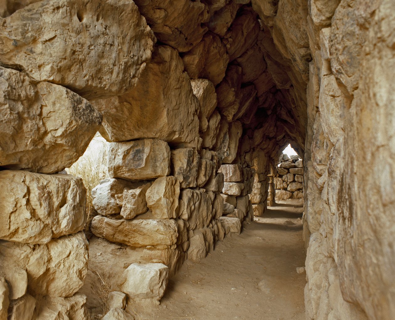 Miken sanatı: Miken kalesinin kapalı geçidi, Tiryns Şehir, MÖ 1200 civarında. Yunanistan by Mycenaean