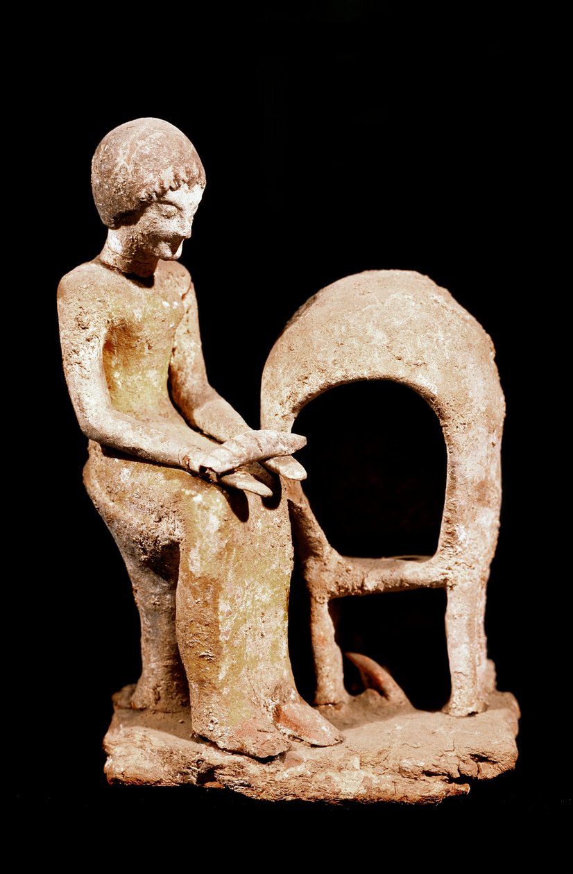 Miken sanatı: Bir fırının yanında elinde bir somun ekmek tutan kadın figürü. 16. yüzyıl M.Ö. Strazburg, arkeoloji müzesi by Mycenaean