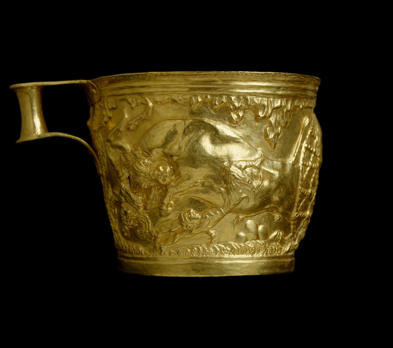 Miken sanatı: Altın kadeh, Vapheio (veya Vaphio veya Vafio) bölgesinden boğaların yakalanmasını gösteren bir sahnenin temsiliyle itici. 1500 M.Ö. karartmak 8.4 cm Atina Ulusal Arkeoloji Müzesi Yunanistan. by Mycenaean