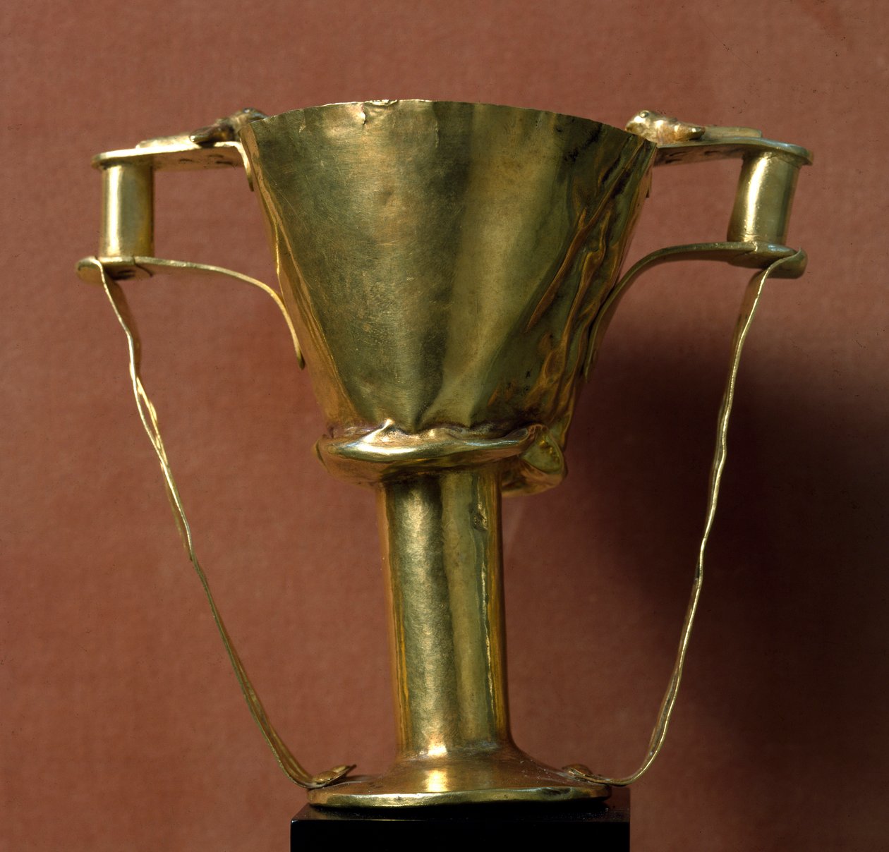 Miken sanatının Minos etkileri vardır: Nestor fincanı adı verilen çift kulplu altın kadeh (ya da fincan). MÖ 16. yüzyıl Mycenae IV mezarından. Atina, Ulusal Arkeoloji Müzesi by Mycenaean