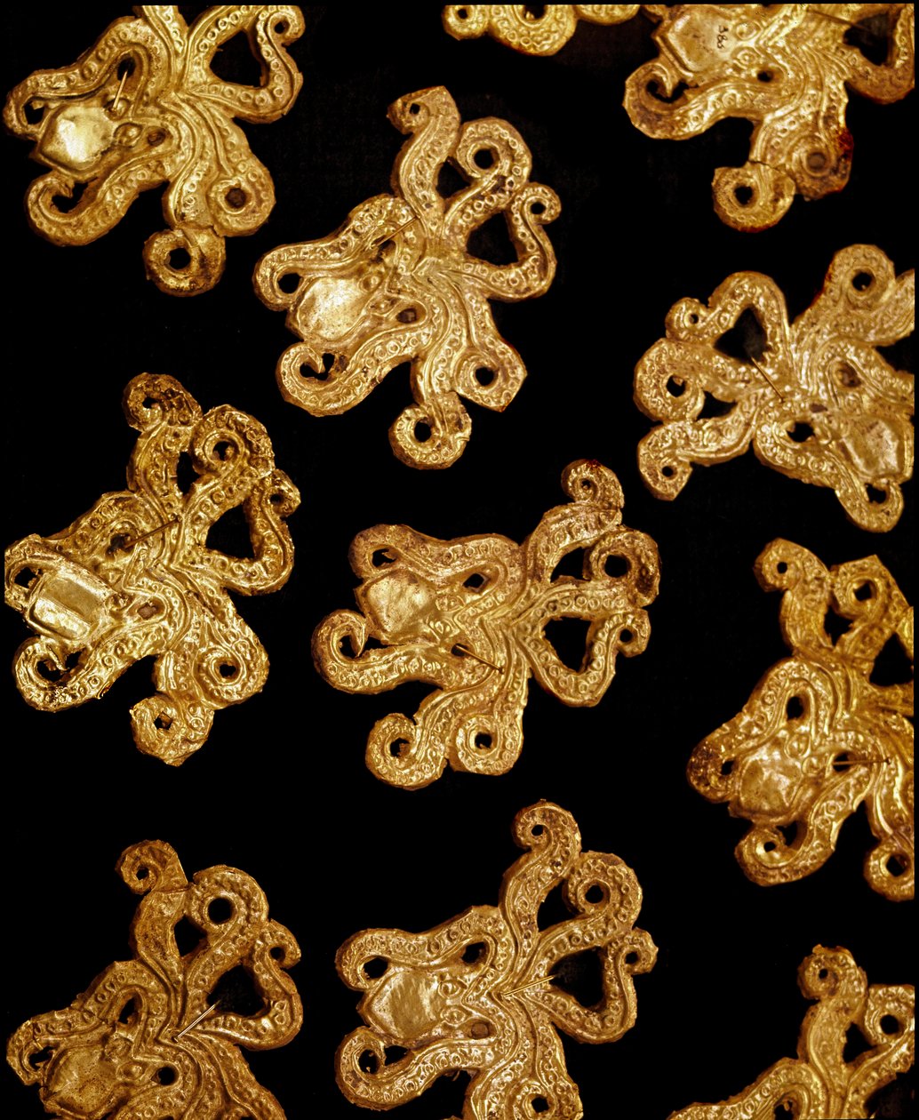 Miken sanatı: Mycenae III mezarından küçük altın ahtapot broşlar. 16. yüzyıl M.Ö. Atina, Ulusal Arkeoloji Müzesi by Mycenaean