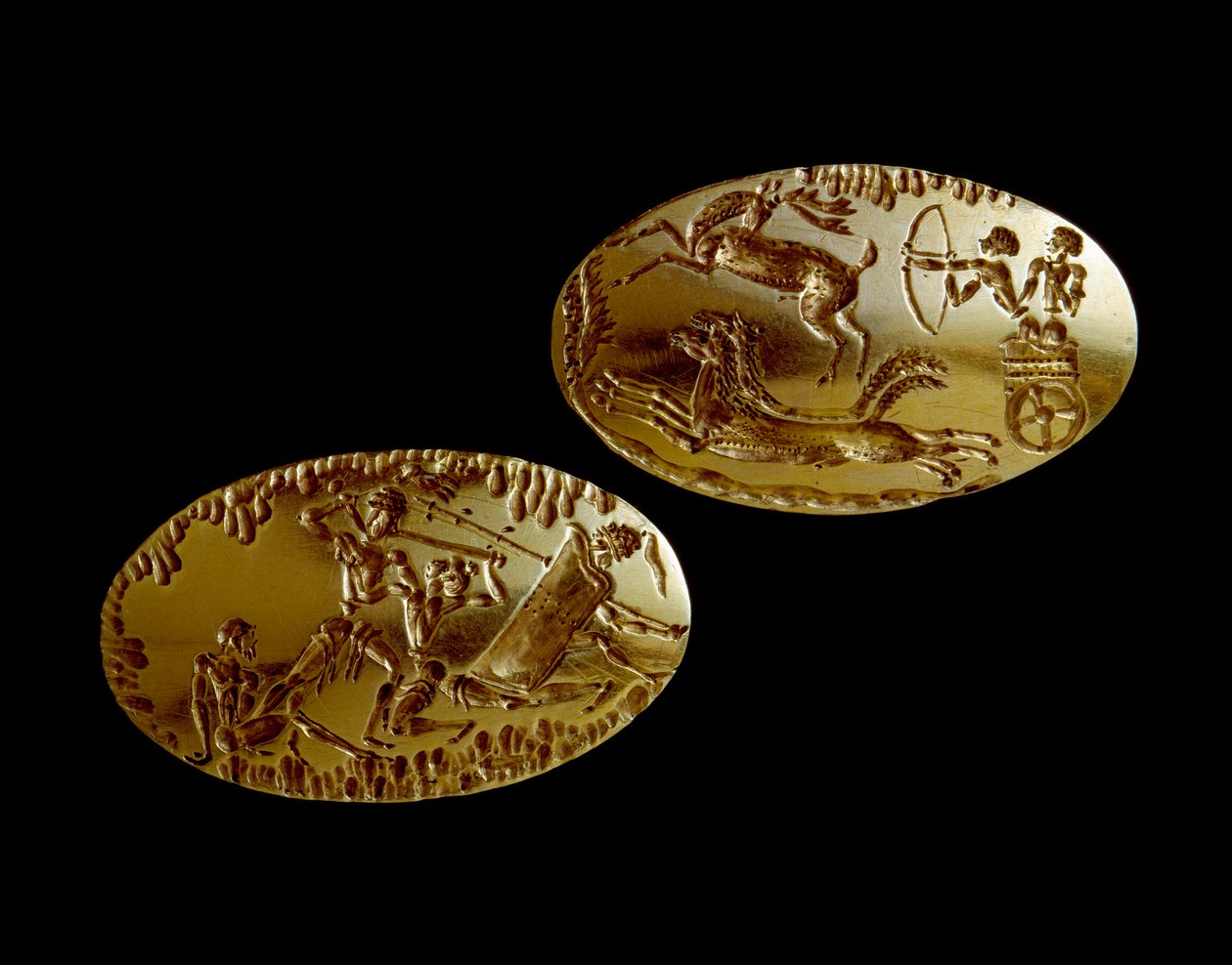 Miken sanatı: Bir tankta avlanma sahnesinin temsili ile vurulan iki altın mühür ve üç rakibe bakan bir savaşçı. 1550-1100 M.Ö. Miken mezarından IV. Atina Ulusal Arkeoloji Müzesi (env. 240 ve 241) - Miken sanatı: iki altın mühür by Mycenaean