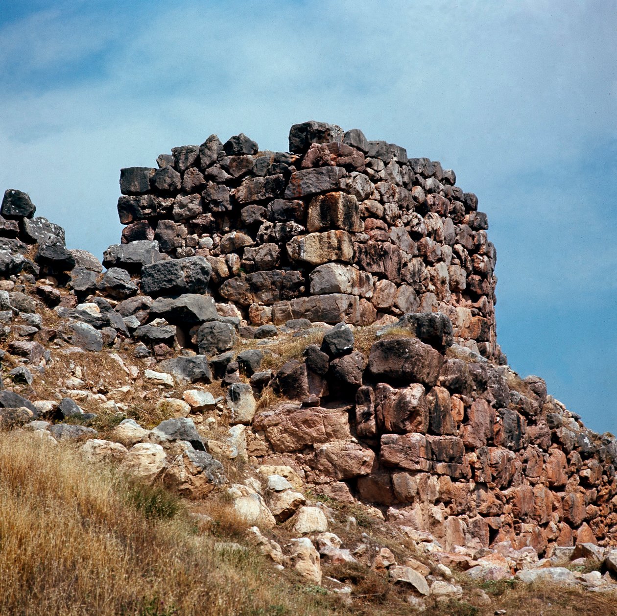 Miken sanatı: Tiryns şehrinin kulelerinden birinin manzarası MÖ 1200 civarında inşa edilmiştir. Yunanistan by Mycenaean