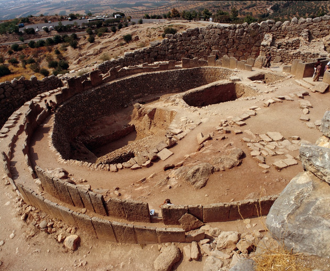 Miken uygarlığı: Miken antik bölgesindeki mezarlar çemberi. 1300 M.Ö. by Mycenaean
