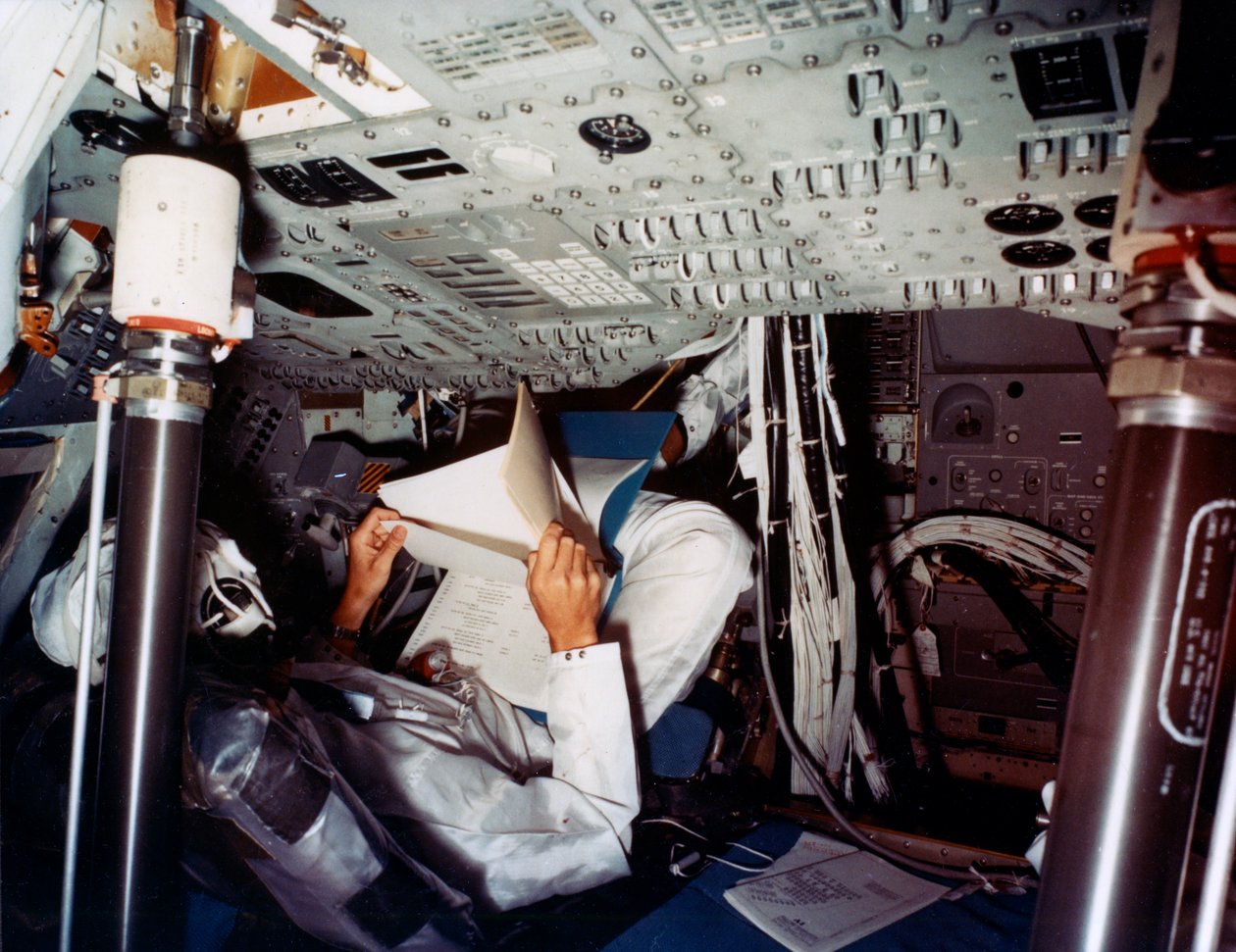 NASA Komuta Modülü içindeki bir astronot, 1970