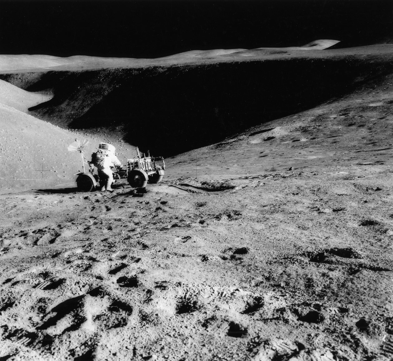 Apollo 15, 1971 sırasında Hadley Deltası yamacında Astronot David Scott b1932. by NASA Images
