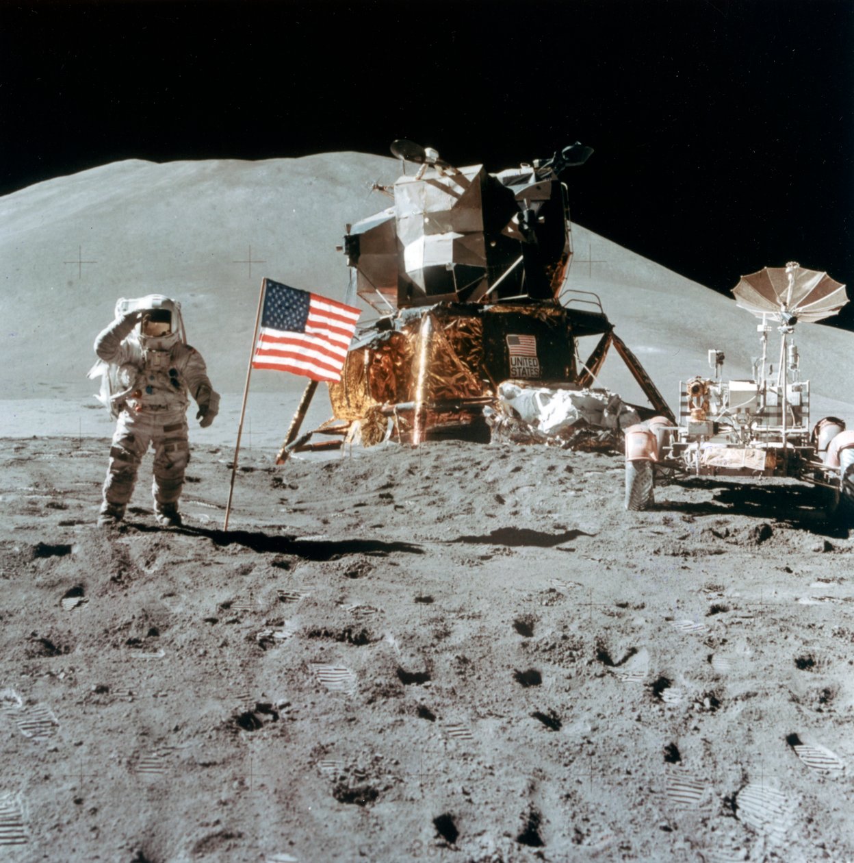 Astronot James Irwin 1930-1991, 1971'de Ay'ı selamlıyor. by NASA Images
