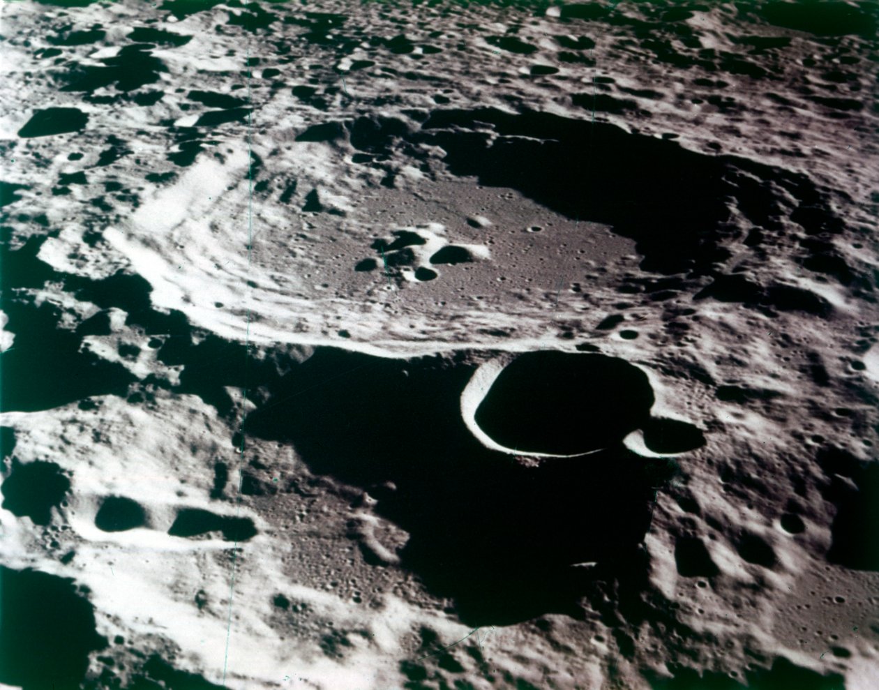 Ay yüzeyindeki bir kraterin yakından görünümü. by NASA Images