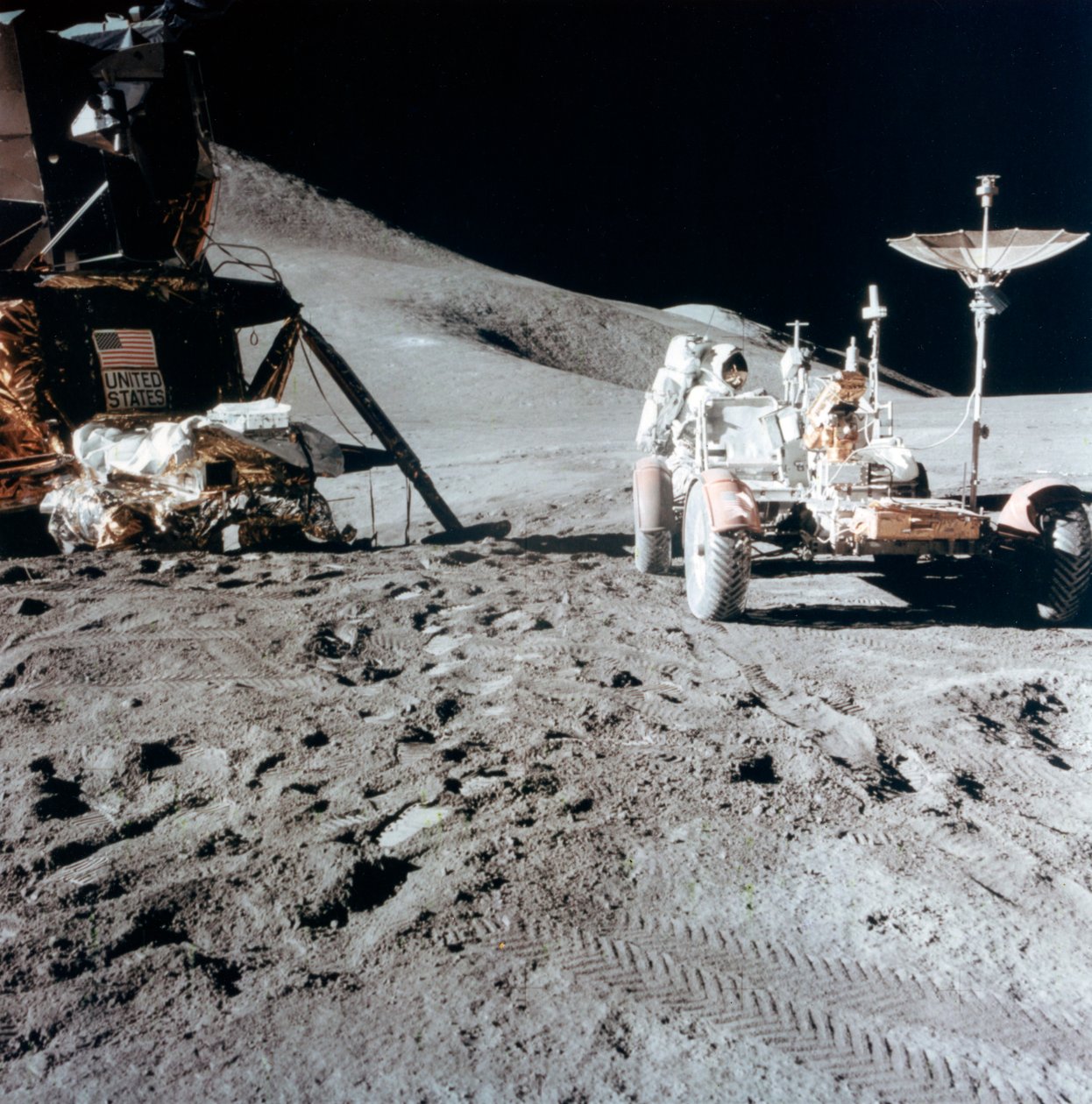 James Irwin 1930-1991, Apollo 15, 1971 sırasında Ay Gezici Araç ile. by NASA Images