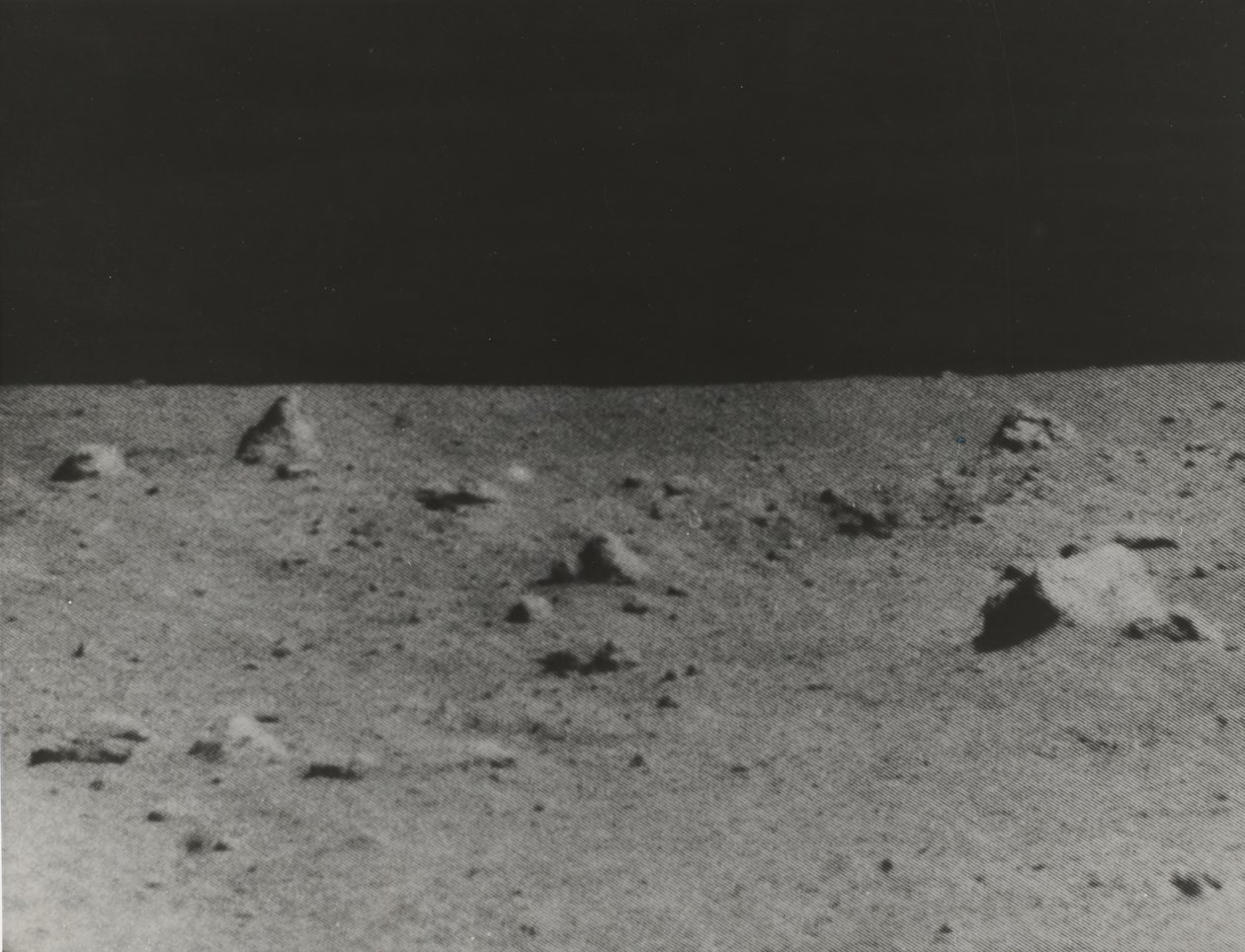 [Sörveyör V tarafından Fotoğraflanan Ay Yüzeyi], 1967. by NASA Images