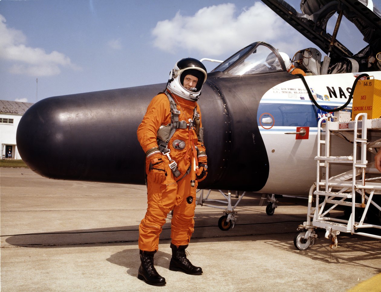 NASA astronotu deneysel uçakla, 1979. by NASA Images