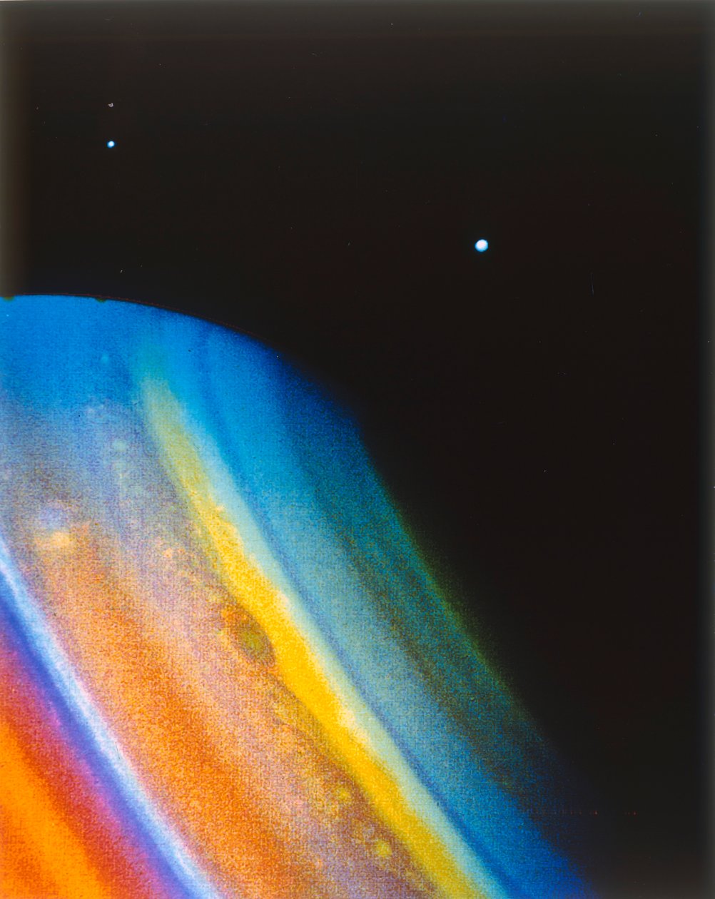 Voyager 2 uzay aracından görülen Satürn ve uydusu Dione. by NASA Images