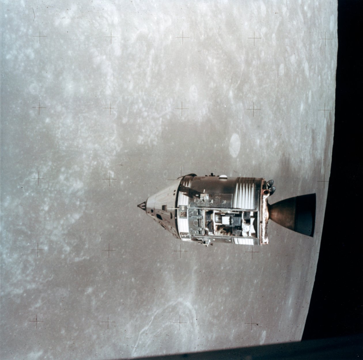Apollo 15 Komuta ve Servis Modülleri, ay yörüngesinde, 1971. by NASA Images